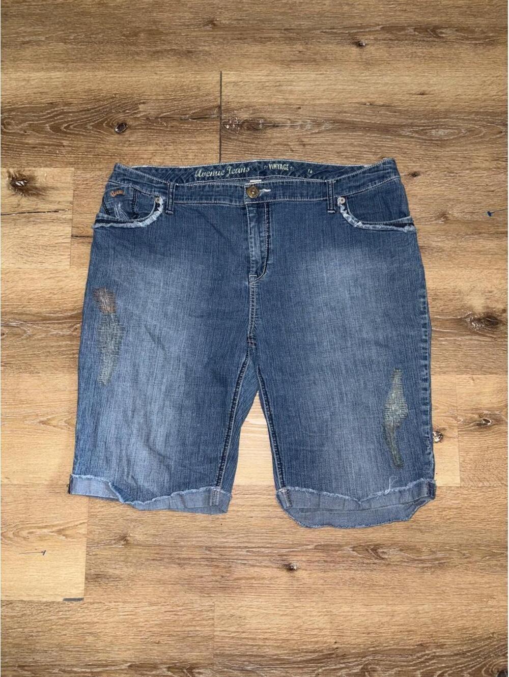 Avenue Jeans Vintage Y2K Distressed Denim Bermuda Jorts Size 18